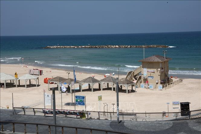 Cảnh vắng vẻ tại một bãi biển ở Tel Aviv, Israel khi chính phủ nước này ban bố tình trạng khẩn cấp, ngày 13/6/2025. Ảnh: THX/TTXVN