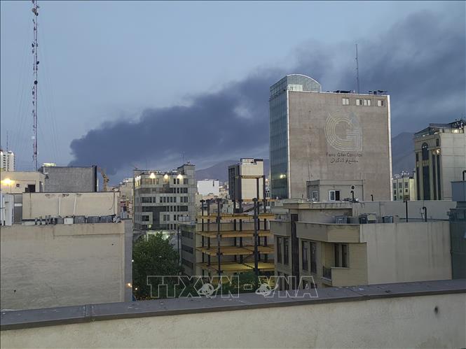 Khói bốc lên sau một vụ nổ tại Tehran, Iran, ngày 15/6/2025. Ảnh: THX/TTXVN