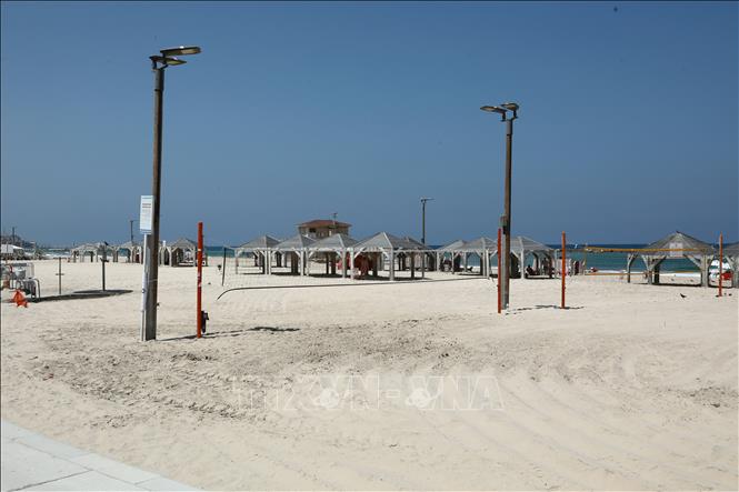 Cảnh vắng vẻ tại một bãi biển ở Tel Aviv, Israel khi chính phủ nước này ban bố tình trạng khẩn cấp, ngày 13/6/2025. Ảnh: THX/TTXVN