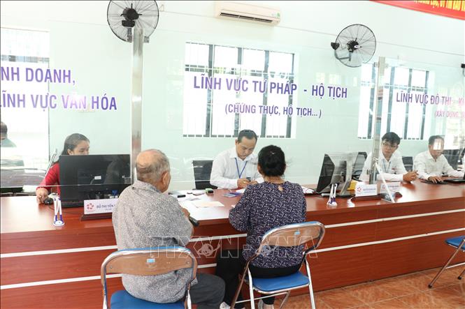 Người dân đến làm thủ tục hành chính ngày đầu vận hành thử tại phường Chánh Hiệp (phường mới), thành phố Thủ Dầu Một. Ảnh: Dương Chí Tưởng - TTXVN
