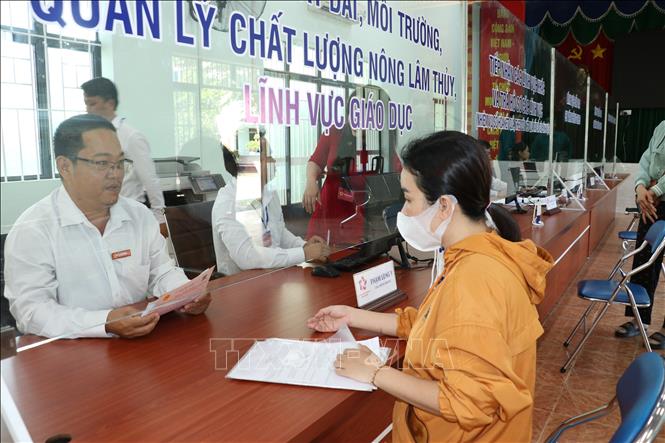 Người dân đến làm thủ tục hành chính trong ngày đầu vận hành thử tại phường Chánh Hiệp (phường mới) - đơn vị mới được thành lập trên cơ sở sáp nhập phường Tương Bình Hiệp, Định Hòa và một phần phường Chánh Mỹ, Hiệp An (thành phố Thủ Dầu Một – Bình Dương). Ảnh: Dương Chí Tưởng - TTXVN