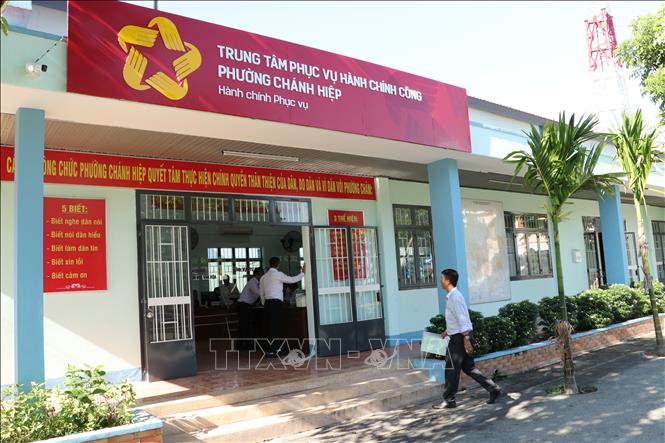 Người dân đến làm thủ tục hành chính ngày đầu vận hành thử tại phường Chánh Hiệp (phường mới), thành phố Thủ Dầu Một. Ảnh: Dương Chí Tưởng - TTXVN