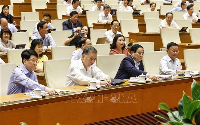 Tổng Bí thư Tô Lâm. Chủ tịch nước Lương Cường, Thủ tướng Phạm Minh Chính và đại biểu ấn nút thông qua các nghị quyết và luật. Ảnh: Doãn Tấn - TTXVN 