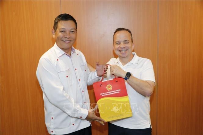 Đại sứ Vũ Trung Mỹ tặng quà lưu niệm cho Phó Thống đốc phụ trách phát triển kinh tế Vicente Boscan. Ảnh: TTXVN phát