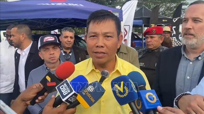 Đại sứ Vũ Trung Mỹ trả lời phỏng vấn truyền thông Venezuela. Ảnh: TTXVN phát