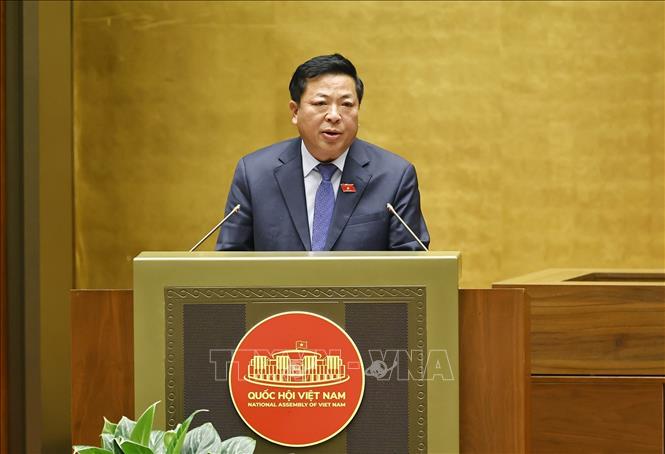 Bộ trưởng Bộ Xây dựng Trần Hồng Minh, thừa ủy quyền của Thủ tướng Chính phủ trình bày Tờ trình (bổ sung) dự án Luật Đường sắt (sửa đổi). Ảnh: Doãn Tấn - TTXVN