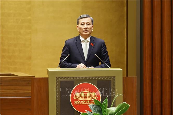 Chủ nhiệm Ủy ban Khoa học, Công nghệ và Môi trường của Quốc hội Lê Quang Huy trình bày Báo cáo thẩm tra (bổ sung) dự án Luật Đường sắt (sửa đổi). Ảnh: Doãn Tấn - TTXVN