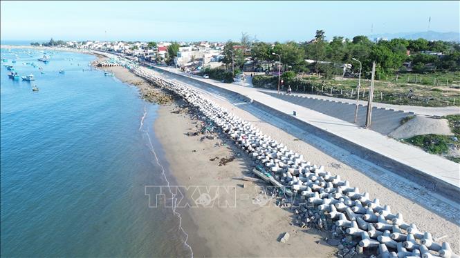 Tuyến kè chắn sóng biển xâm thực kết hợp với đường giao thông ở phường Đông Hải (thành phố Phan Rang – Tháp Chàm, Ninh Thuận). Ảnh: Nguyễn Thành – TTXVN