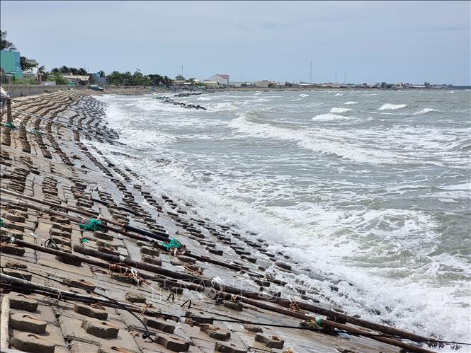 Tuyến đê, kè biển nối 2 xã Nhơn Hải và Thanh Hải (huyện Ninh Hải, Ninh Thuận) được đầu tư xây dựng kiên cố để ngăn sóng biển xâm thực, bảo vệ khu dân cư. Ảnh: Nguyễn Thành – TTXVN