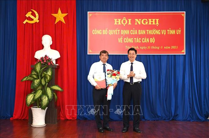 Ông Nguyễn Mạnh Hùng, Bí thư Tỉnh ủy, Chủ tịch HĐND tỉnh Tây Ninh (phải) chúc mừng ông Võ Đức Trong. Ảnh: Thanh Tân - TTXVN