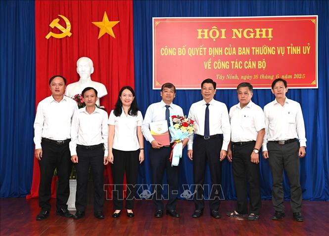 Lãnh đạo Tỉnh ủy và Ban Tổ chức Tỉnh ủy Tây Ninh chúc mừng ông Võ Đức Trong, Ủy viên Ban Thường vụ Tỉnh ủy, Chủ tịch Ủy ban Mặt trận Tổ quốc Việt Nam tỉnh Tây Ninh. Ảnh: Thanh Tân - TTXVN
