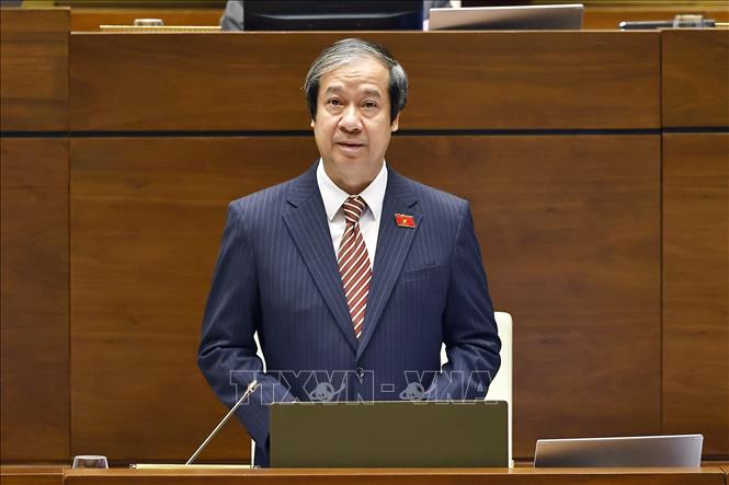 Bộ trưởng Bộ Giáo dục và Đào tạo Nguyễn Kim Sơn phát biểu giải trình, làm rõ một số vấn đề đại biểu Quốc hội nêu. Ảnh: Doãn Tấn - TTXVN