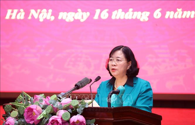 Bí thư Thành ủy Hà Nội Bùi Thị Minh Hoài báo cáo tại buổi làm việc. Ảnh: Văn Điệp – TTXVN