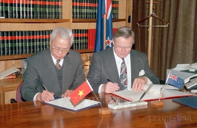 Thủ tướng New Zealand Jim Bolger và Thủ tướng Võ Văn Kiệt ký tắt Hiệp định hợp tác kinh tế, thương mại Việt Nam -  New Zealand (26/5/1993). Ảnh: Minh Đạo – TTXVN