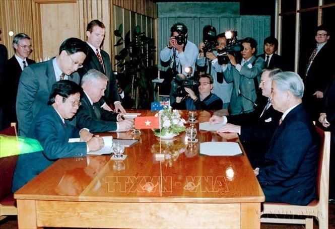 Thủ tướng New Zealand Jim Bolger và Tổng Bí thư Đỗ Mười chứng kiến lễ ký hợp tác về đường sắt giữa hai nước trong chuyến thăm chính thức New Zealand (27/7/1995). Ảnh: Xuân Lâm – TTXVN