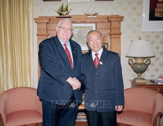 Chủ tịch Quốc hội New Zealand Jonathan Hunt đón Chủ tịch Quốc hội Nguyễn Văn An thăm chính thức New Zealand (26/7/2004). Ảnh: Trí Dũng – TTXVN