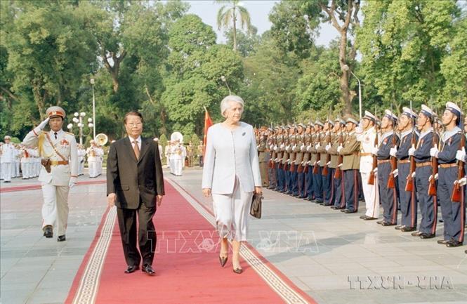 Chủ tịch nước Trần Đức Lương chủ trì lễ đón Toàn quyền New Zealand Silvia Cartwright thăm chính thức Việt Nam (24/11/2005). Ảnh: Nguyễn Khang – TTXVN