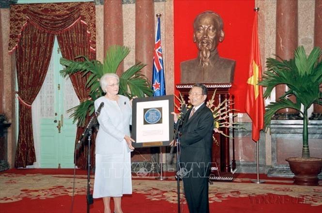 Toàn quyền New Zealand Silvia Cartwright tặng Chủ tịch nước Trần Đức Lương bức ảnh tấm biển gắn trước tòa nhà New Zealand ở Thủ đô London (Anh), nơi Chủ tịch Hồ Chí Minh từng sinh sống và hoạt động cách mạng (2005). Ảnh: Nguyễn Khang - TTXVN