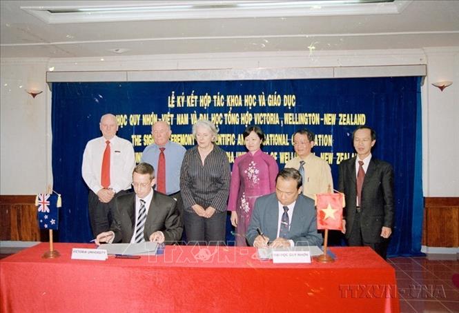 Toàn quyền New Zealand Silvia Cartwright chứng kiến lễ ký kết hợp tác giữa trường Đại học Quy Nhơn và trường Đại học Victoria (2005). Ảnh: Phạm Biết – TTXVN