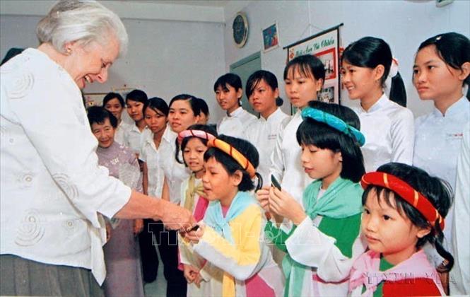 Toàn quyền New Zealand Silvia Cartwright trẻ em tại mái ấm Bà Chiểu (TP. Hồ Chí Minh, 2005). Ảnh: Thế Anh - TTXVN 
