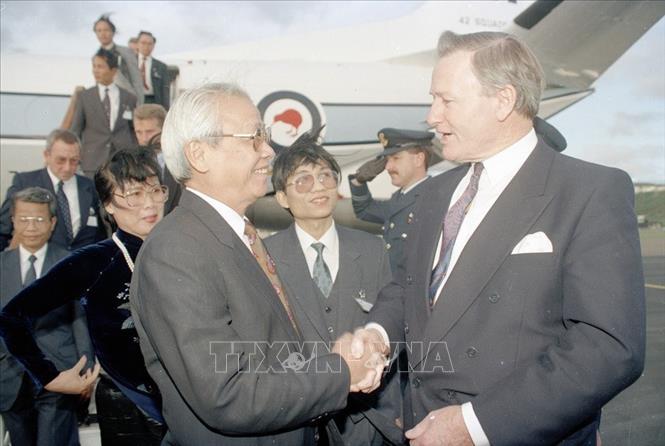 Thủ tướng New Zealand Jim Bolger đón Thủ tướng Võ Văn Kiệt tại sân bay quốc tế Wellington trong chuyến thăm chính thức New Zealand (25/5/1993). Ảnh: Minh Đạo – TTXVN