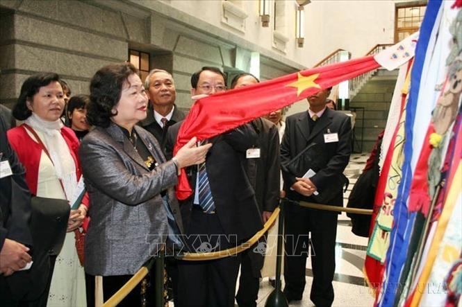 Phó chủ tịch nước Trương Mỹ Hoa thăm tòa nhà Quốc hội New Zealand (Wellington, 2006). Ảnh: Thu Hà - TTXVN
