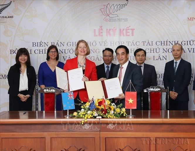 Thứ trưởng Bộ Tài chính Trần Xuân Hà và Đại sứ New Zealand tại Việt Nam Wendy Mathews trao Biên bản ghi nhớ giữa hai nước về tăng cường đối thoại hợp tác trong quản lý ngân sách và tài khóa, quản lý nợ, chính sách thuế, ổn định kinh tế vĩ mô và các vấn đề kinh tế-tài chính khác (Hà Nội, 23/07/2020). Ảnh: Phạm Hậu - TTXVN