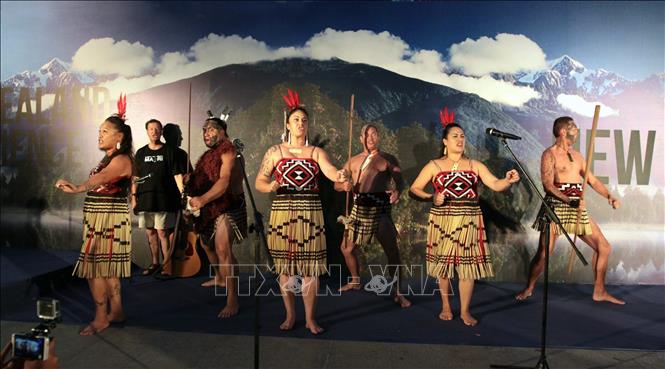 Màn biểu diễn văn nghệ của các nghệ sĩ New Zealand tại Lễ hội Trải nghiệm New Zealand ở Thành phố Hồ Chí Minh, tối 2/6/2016. Ảnh: Thanh Vũ – TTXVN