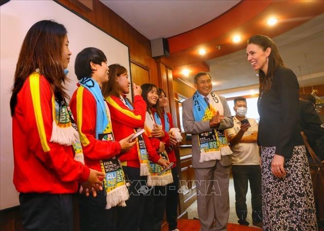 Thủ tướng New Zealand Jacinda Ardern giao lưu với đội tuyển Bóng đá nữ Việt Nam nhân chuyến thăm chính thức Việt Nam (Hà Nộ, 15/11/2022). Ảnh: Tuấn Đức - TTXVN