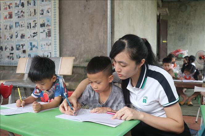 Trong những ngày hè, trẻ em ở các xã Phạm Hồng Thái, xã Ông Đình (Khoái Châu, Hưng Yên) được dạy học miễn phí tuần 2 buổi tại chùa Tam Thanh. Ảnh: Mạnh Khánh-TTXVN