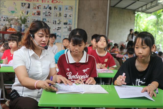 Cô Nguyễn Thị Thuân, Giáo viên Mầm non dạy trẻ tập viết chữ đẹp miễn phí tại chùa Tam Thanh. Ảnh Mạnh Khánh-TTXVN