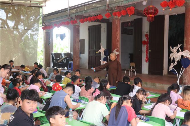 Sư thầy Thích Đàm Huân, trụ trì chùa Tam Thanh ở thôn An Cảnh, xã Phạm Hồng Thái, huyện Khoái Châu (Hưng Yên) chỉ dạy các em nhỏ về giáo lý nhà Phật và kỹ năng sống. Ảnh: Mạnh Khánh-TTXVN