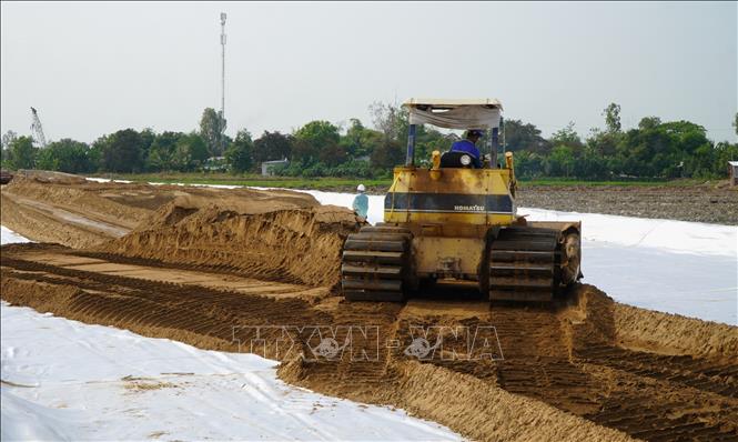 Máy móc thi công Dự án cao tốc Cao Lãnh - An Hữu thành phần 1. Ảnh: Nhựt An - TTXVN