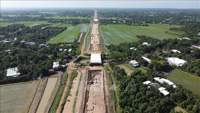 Dự án cao tốc Cao Lãnh - An Hữu thành phần 1 dài 16 km qua địa bàn huyện Cao Lãnh, tỉnh Đồng Tháp. Ảnh: Nhựt An - TTXVN