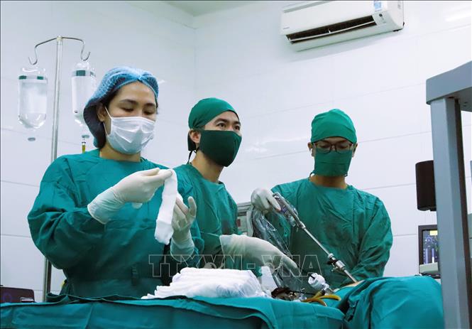 Ca phẫu thuật nội soi cắt đoạn đại trực tràng lấy bệnh phẩm qua lỗ tự nhiên điều trị ung thư biểu mô đại trực tràng tại Bệnh viện Ung bướu Nghệ An. Ảnh: Xuân Tiến-TTXVN 