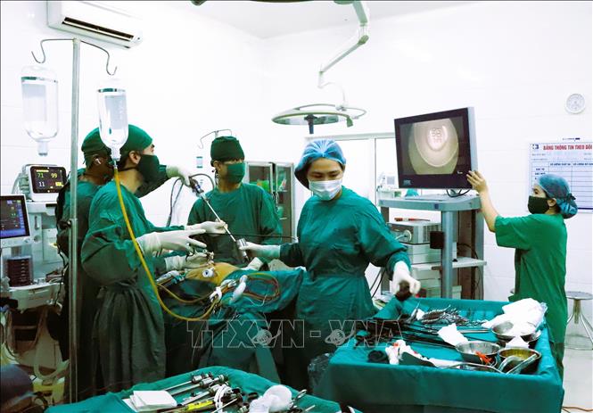 Ca phẫu thuật nội soi cắt đoạn đại trực tràng lấy bệnh phẩm qua lỗ tự nhiên điều trị ung thư biểu mô đại trực tràng tại Bệnh viện Ung bướu Nghệ An. Ảnh: Xuân Tiến-TTXVN 