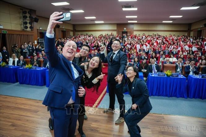 Thủ tướng tướng New Zealand Christopher Luxon giao lưu với sinh viên Đại học Ngoại thương Hà Nội trong chương trình thăm chính thức Việt Nam (26/02/2025). Ảnh: TTXVN phát