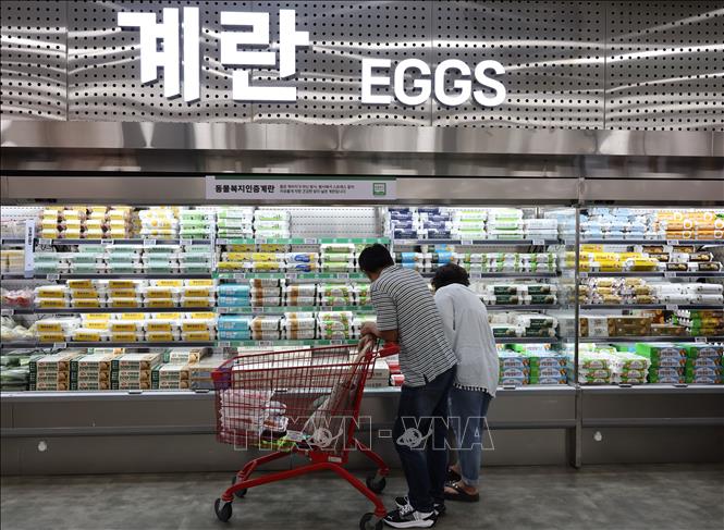 Người dân mua thực phẩm tại siêu thị ở Seoul, Hàn Quốc. Ảnh: Yonhap/TTXVN