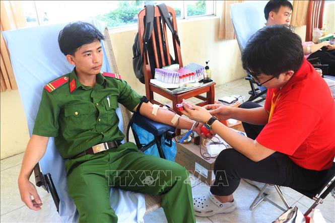 Tình nguyện viên hiến máu sau lễ khai mạc. Ảnh: Nguyễn Văn Trí - TTXVN