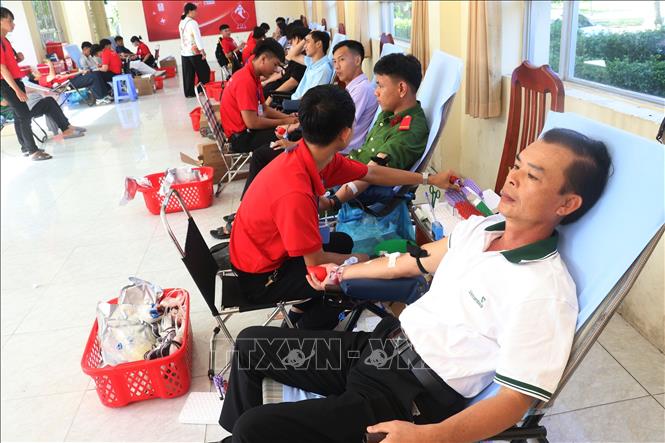 Đông đảo người dân tham gia hiến máu sau lễ khai mạc. Ảnh: Nguyễn Văn Trí - TTXVN