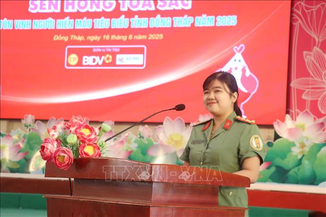 Đại úy Đặng Kim Minh Thư, cán bộ phòng quản lý xuất nhập cảnh, chia sẻ về những kinh nghiệm trong việc vận động hiến máu tình nguyện trong lực lượng Công an Đồng Tháp. Ảnh: Nguyễn Văn Trí - TTXVN