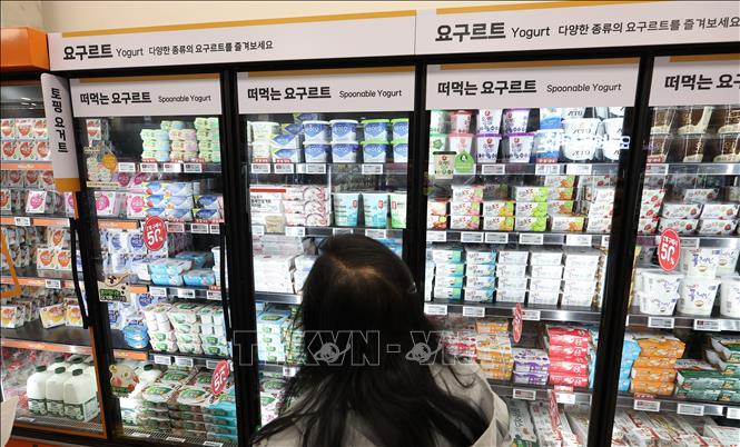 Người dân mua thực phẩm tại siêu thị ở Seoul, Hàn Quốc. Ảnh: Yonhap/TTXVN