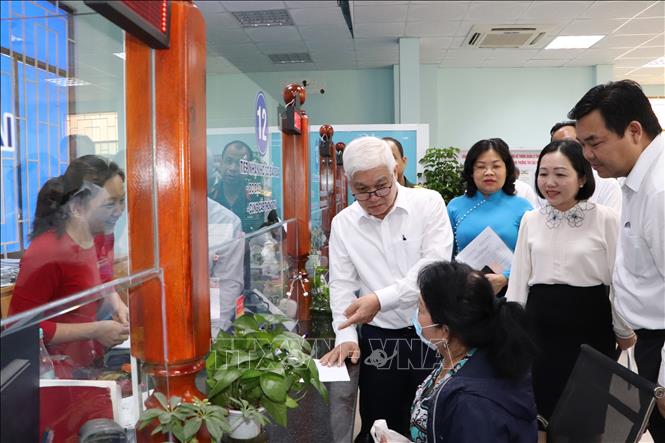 Ông Nguyễn Văn Lợi, Bí thư Tỉnh ủy Bình Dương thăm hỏi, ghi nhận ý kiến người dân tại trung tâm phục vụ hành chính công phường Thủ Dầu Một. Ảnh: Văn Hướng - TTXVN