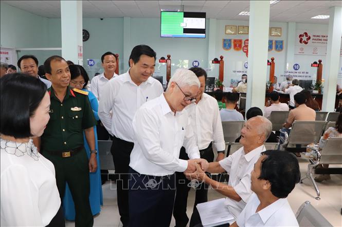 Ông Nguyễn Văn Lợi, Bí thư Tỉnh ủy Bình Dương thăm hỏi, ghi nhận ý kiến người dân tại trung tâm phục vụ hành chính công phường Thủ Dầu Một. Ảnh: Văn Hướng - TTXVN
