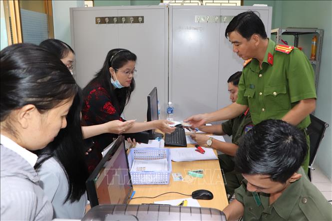 Người dân làm thủ tục cấp mới, cấp đổi, thẻ căn cước tại trung tâm phục vụ hành chính công phường Thủ Dầu Một. Ảnh: Văn Hướng - TTXVN