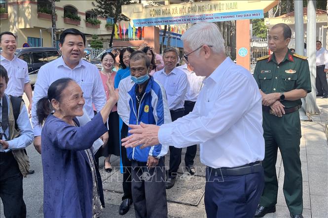 Người dân phấn khởi sau khi hoàn tất thủ tục hành chính tại trung tâm phục vụ hành chính công phường Thủ Dầu Một. Ảnh: Văn Hướng - TTXVN