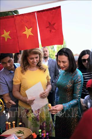 Đại sứ Việt Nam tại Bulgaria Nguyễn Minh Nguyệt (phải) giới thiệu đến Phó Tổng thống Bulgaria Iliyana Yotova (trái) về các sản phẩm thủ công mỹ nghệ đặc trưng của Việt Nam. Ảnh: TTXVN

