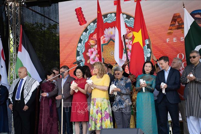 Đại diện các quốc gia thực hiện nghi lễ thả bồ câu, biểu tượng cho hòa bình, gửi đi thông điệp về tình hữu nghị và đoàn kết từ thủ đô Sofia đến toàn thế giới tại lễ khai mạc. Ảnh: TTXVN 