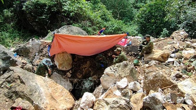 Đội tìm kiếm, quy tập hài tỉnh Hà Giang đã phát hiện và cất bốc được 4 bộ hài cốt liệt sĩ. Ảnh: TTXVN phát