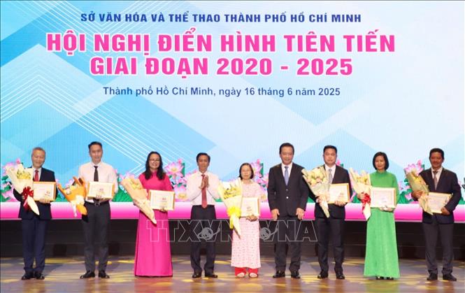 Tuyên dương các tập thể có thành tích trong thực hiện phong trào thi đua và điển hình tiên tiến giai đoạn 2020 – 2025. Ảnh: Thu Hương - TTXVN